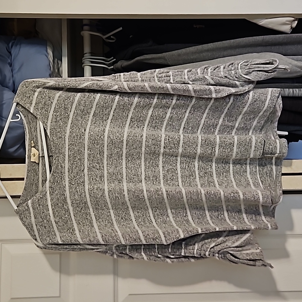 Alkamy, size Small, gray and white stripe
